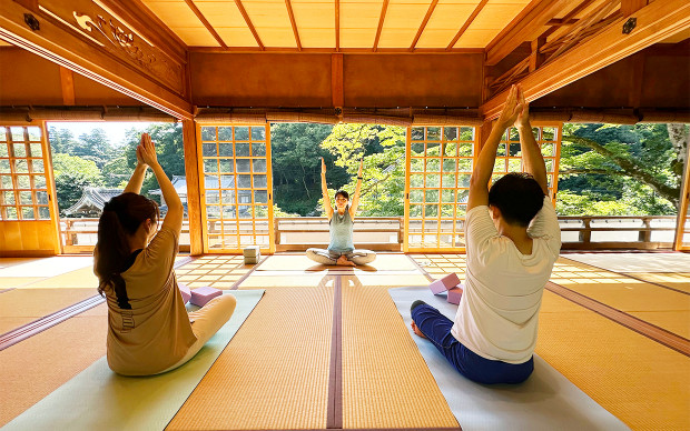 Minoh natural scenery and relaxing yoga experience tour